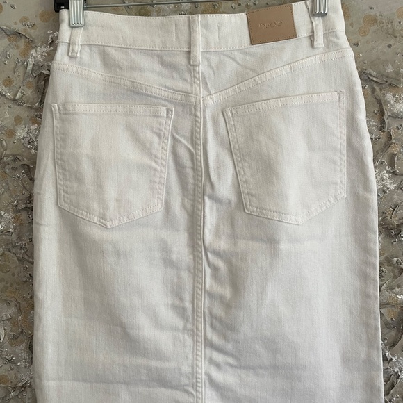 New with original tag. Classic Riona Skirt. Bright White. - Picture 2 of 6